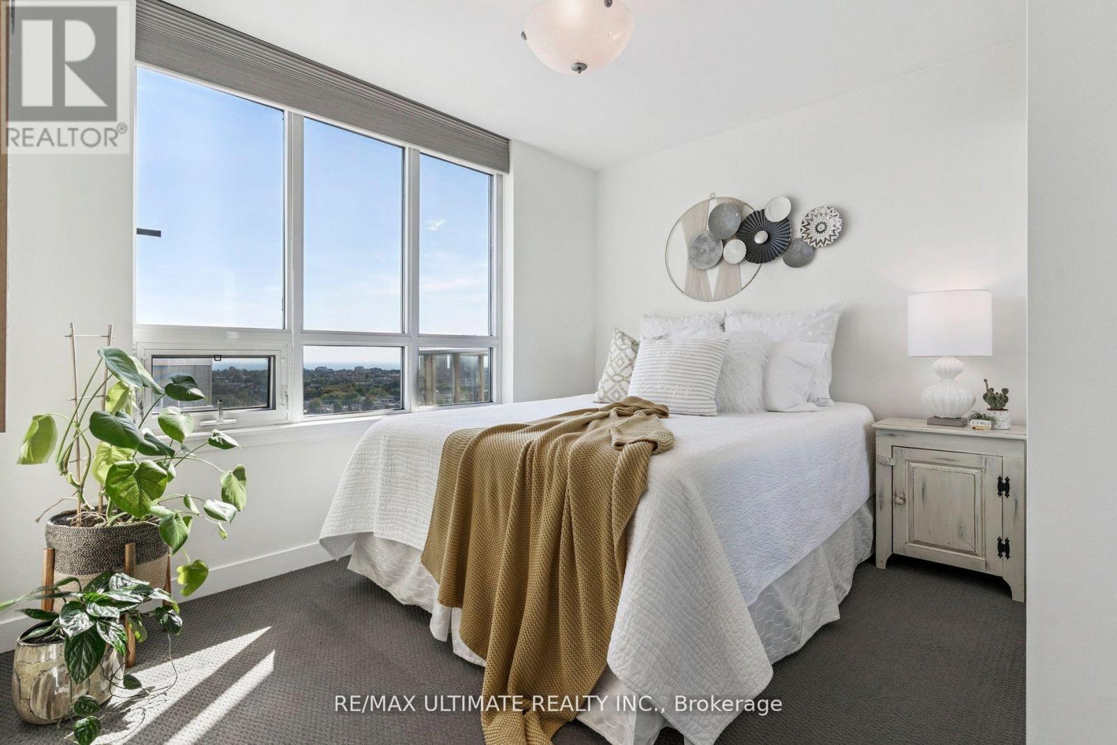 1402 - 816 LANSDOWNE AVENUE