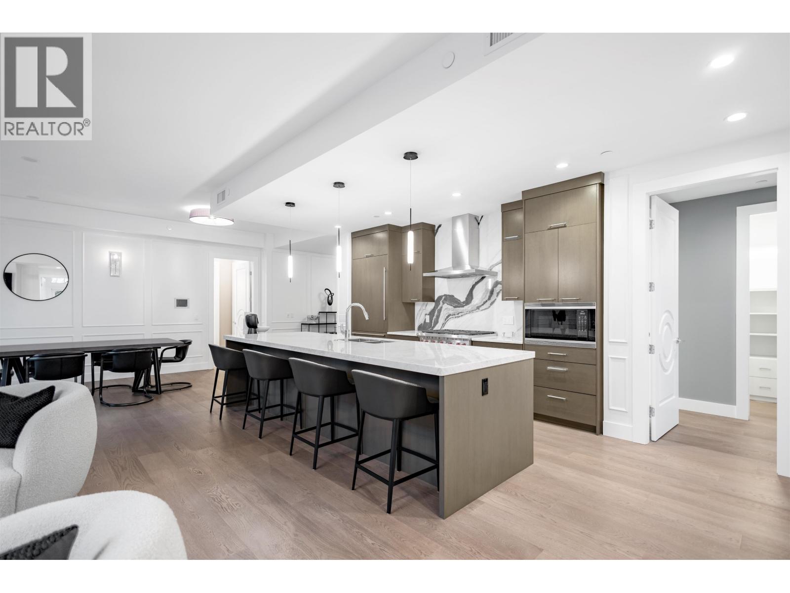 204 1009 LAURIER AVENUE