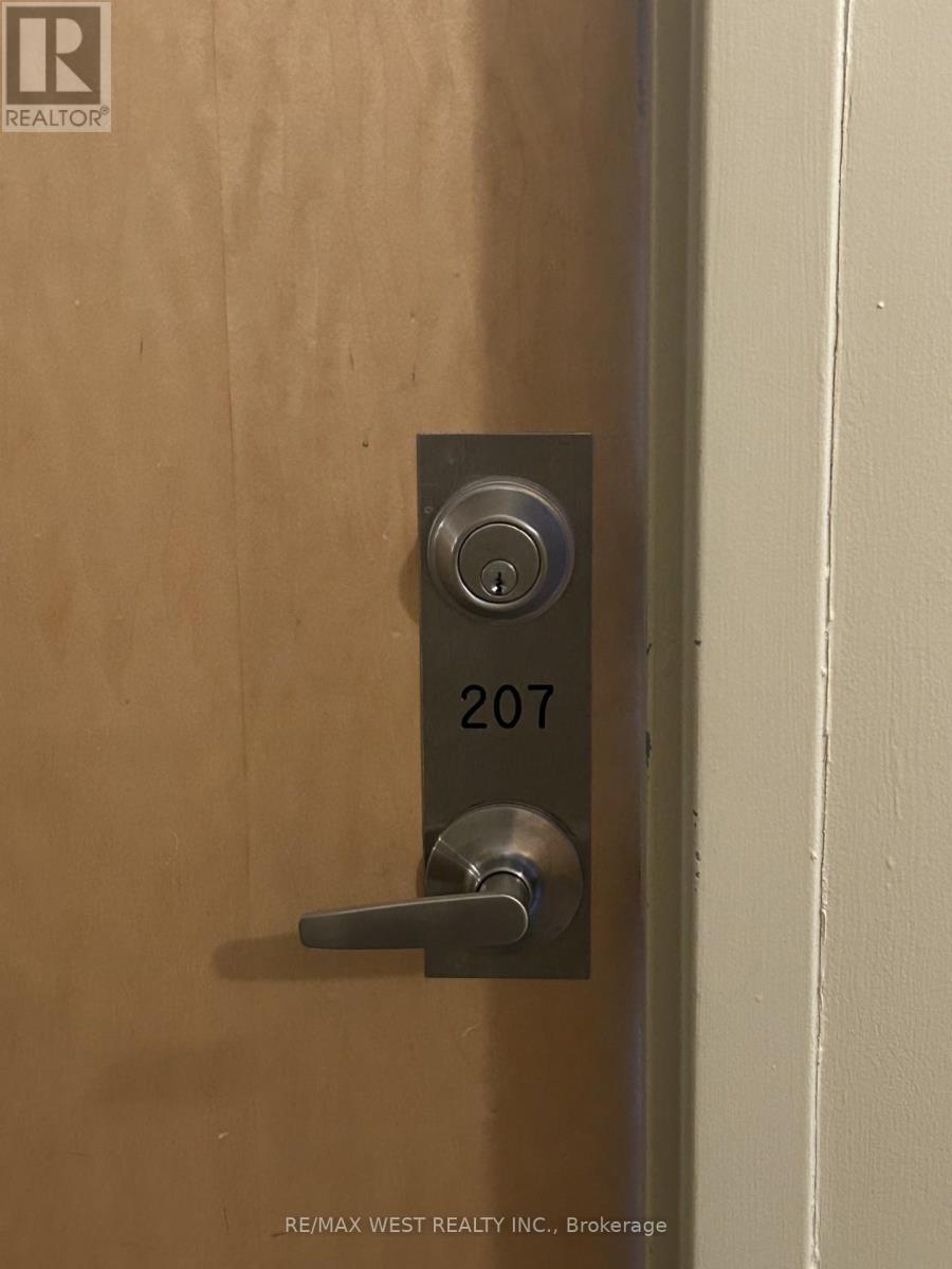 207 - 410 KING STREET W