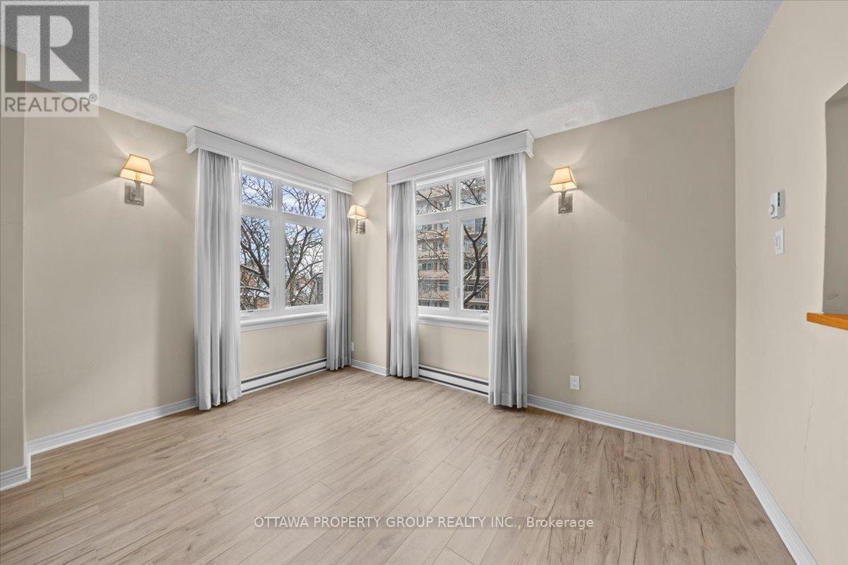 402 - 215 SOMERSET STREET W