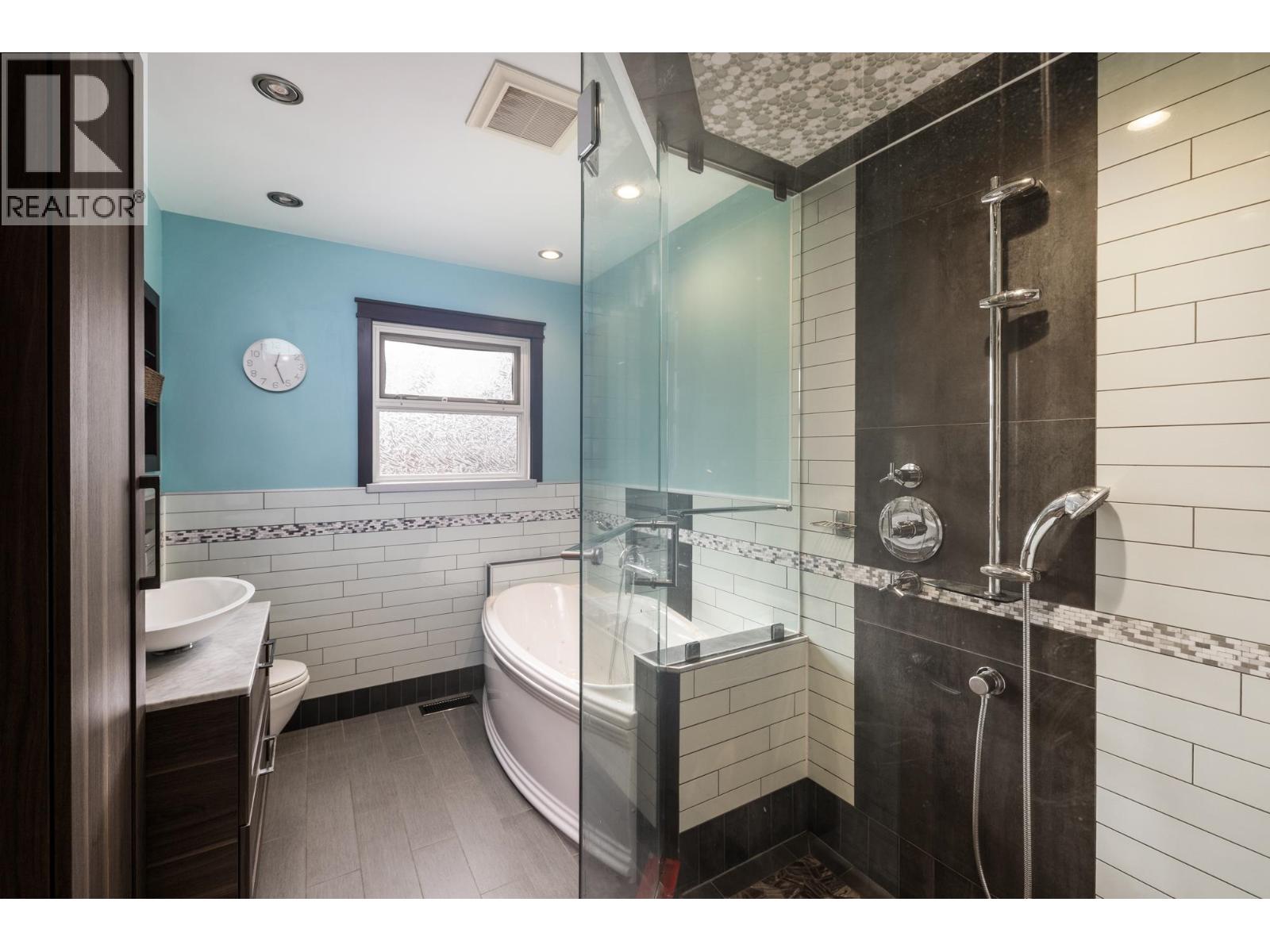 2041 TOMPKINS CRESCENT