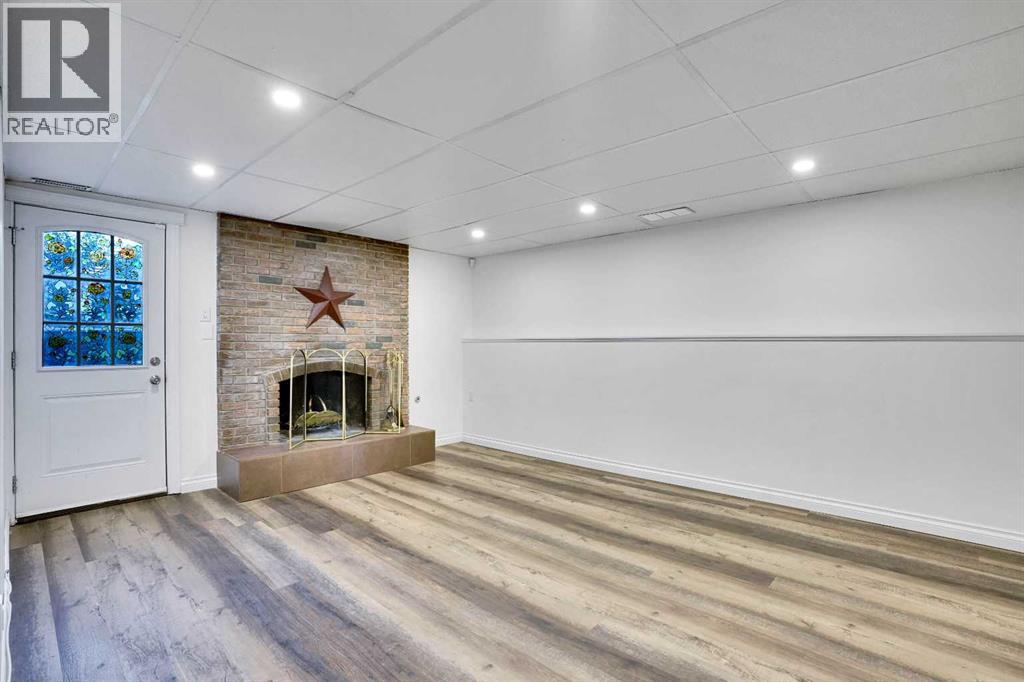 76 Coach Manor Rise SW