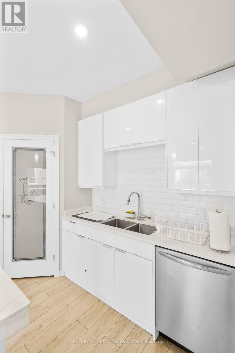 56 - 811 SARNIA ROAD