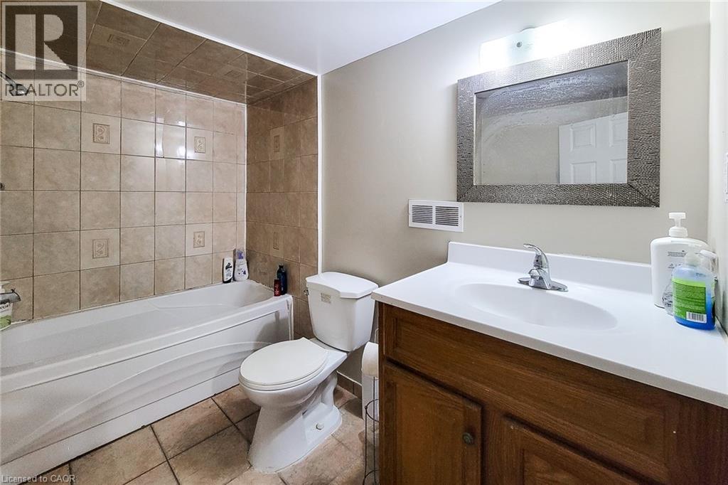 33 S NORFOLK Street S