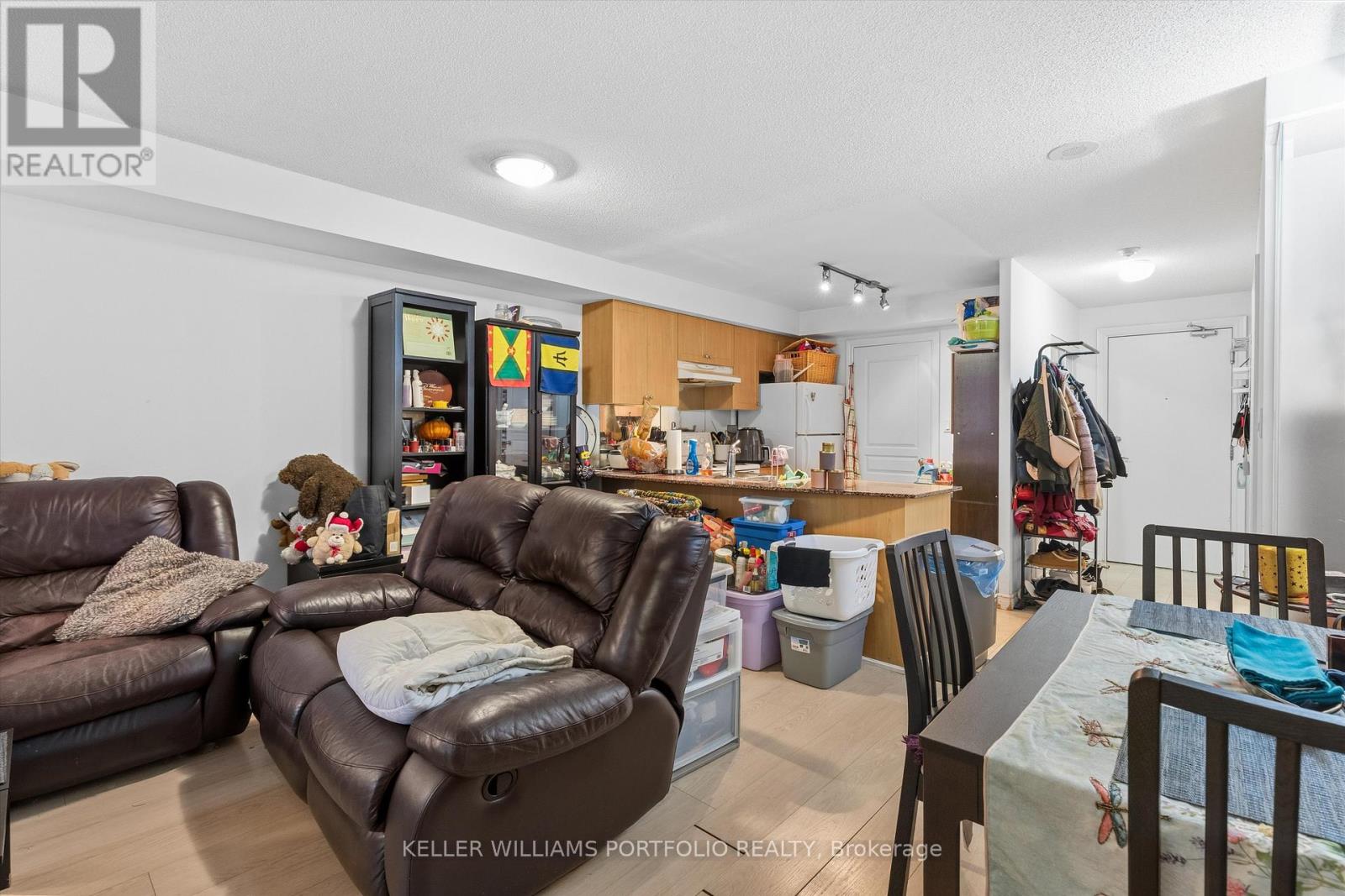 205 - 801 BAY STREET