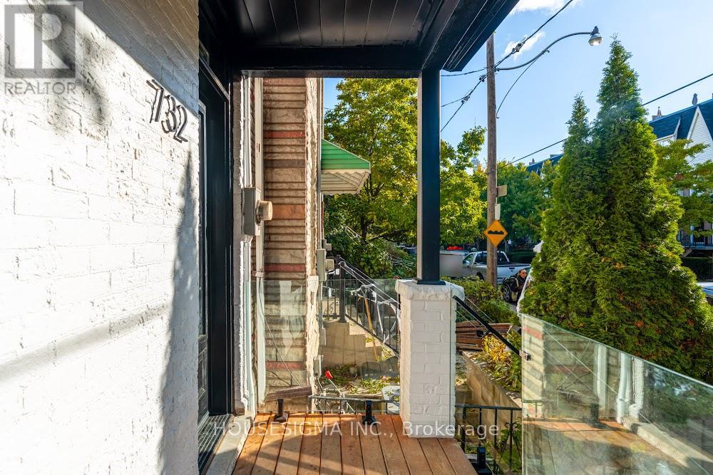 732 ADELAIDE STREET W