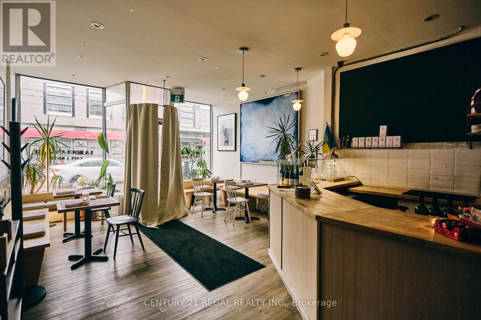 1134 DUNDAS STREET W