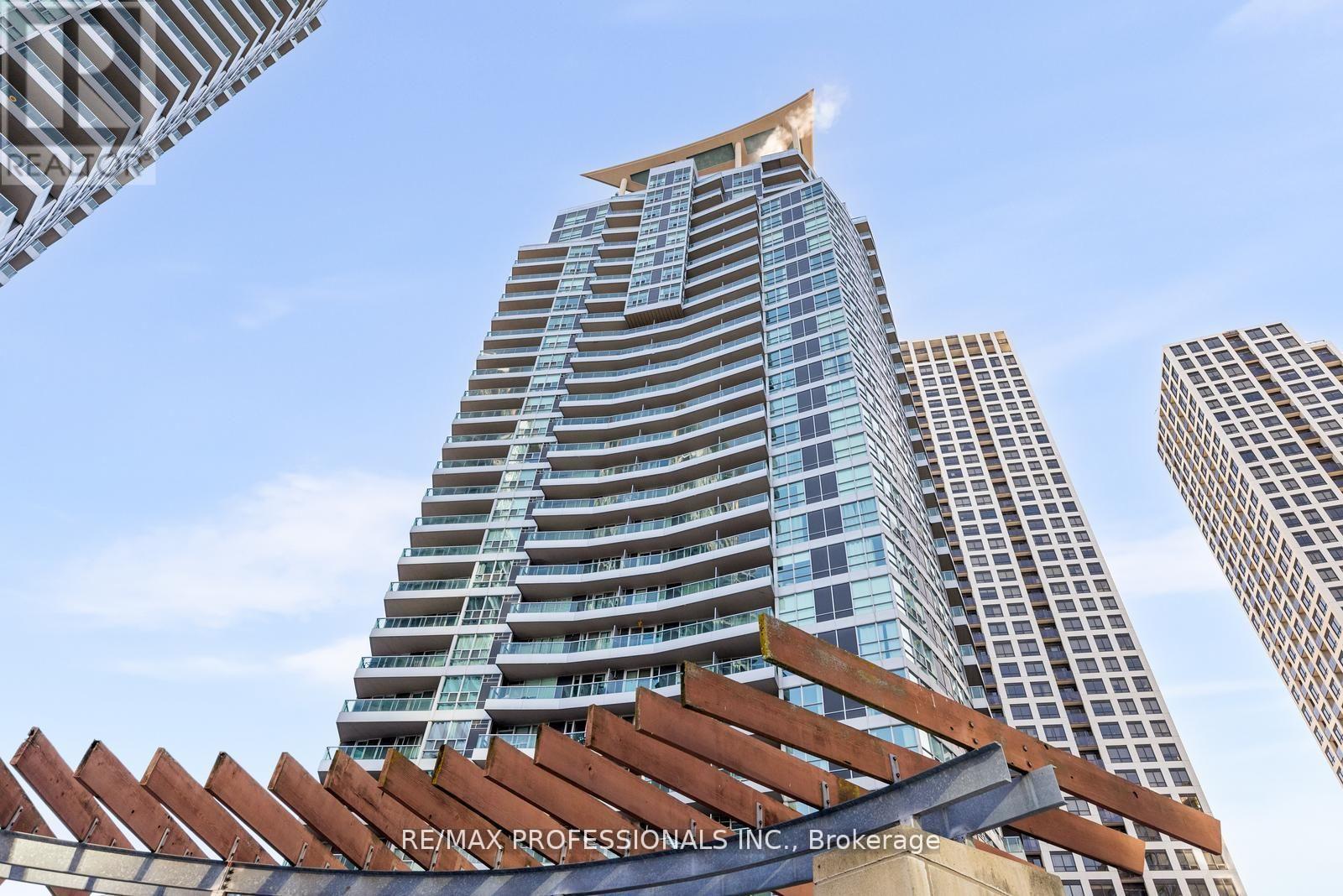 806 - 33 ELM DRIVE W