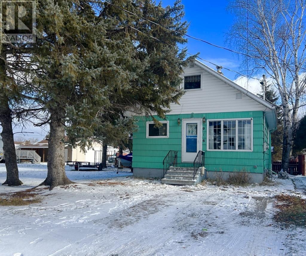 916-918 Victoria Avenue N