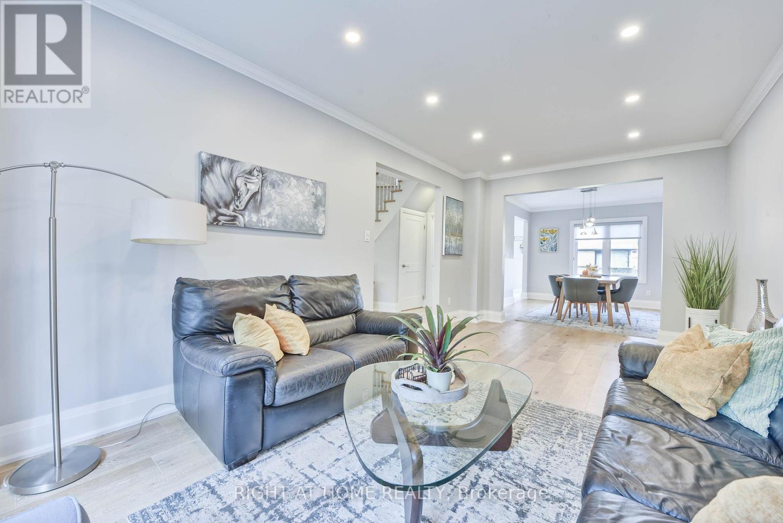 1517 QUEENSBURY CRESCENT