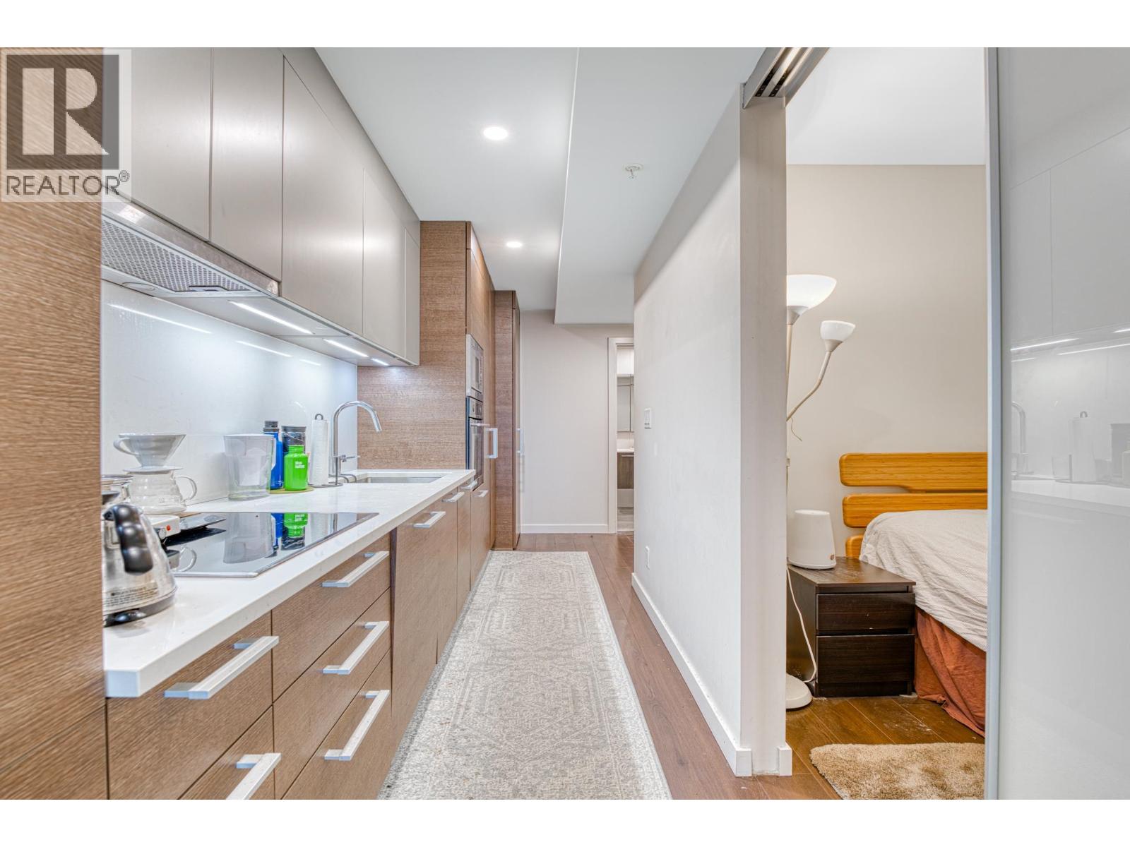 1806 285 E 10TH AVENUE