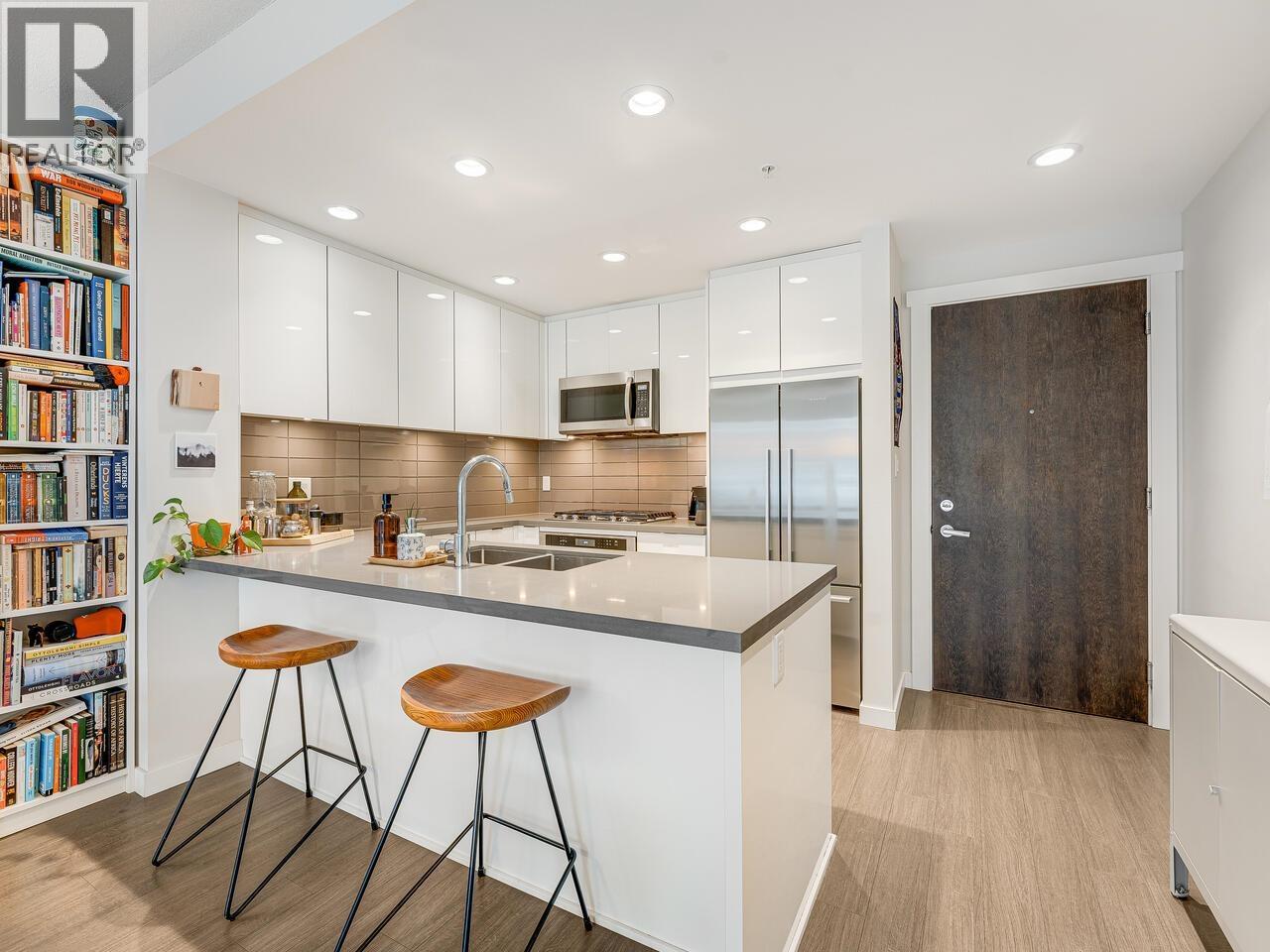 412 255 W 1ST STREET