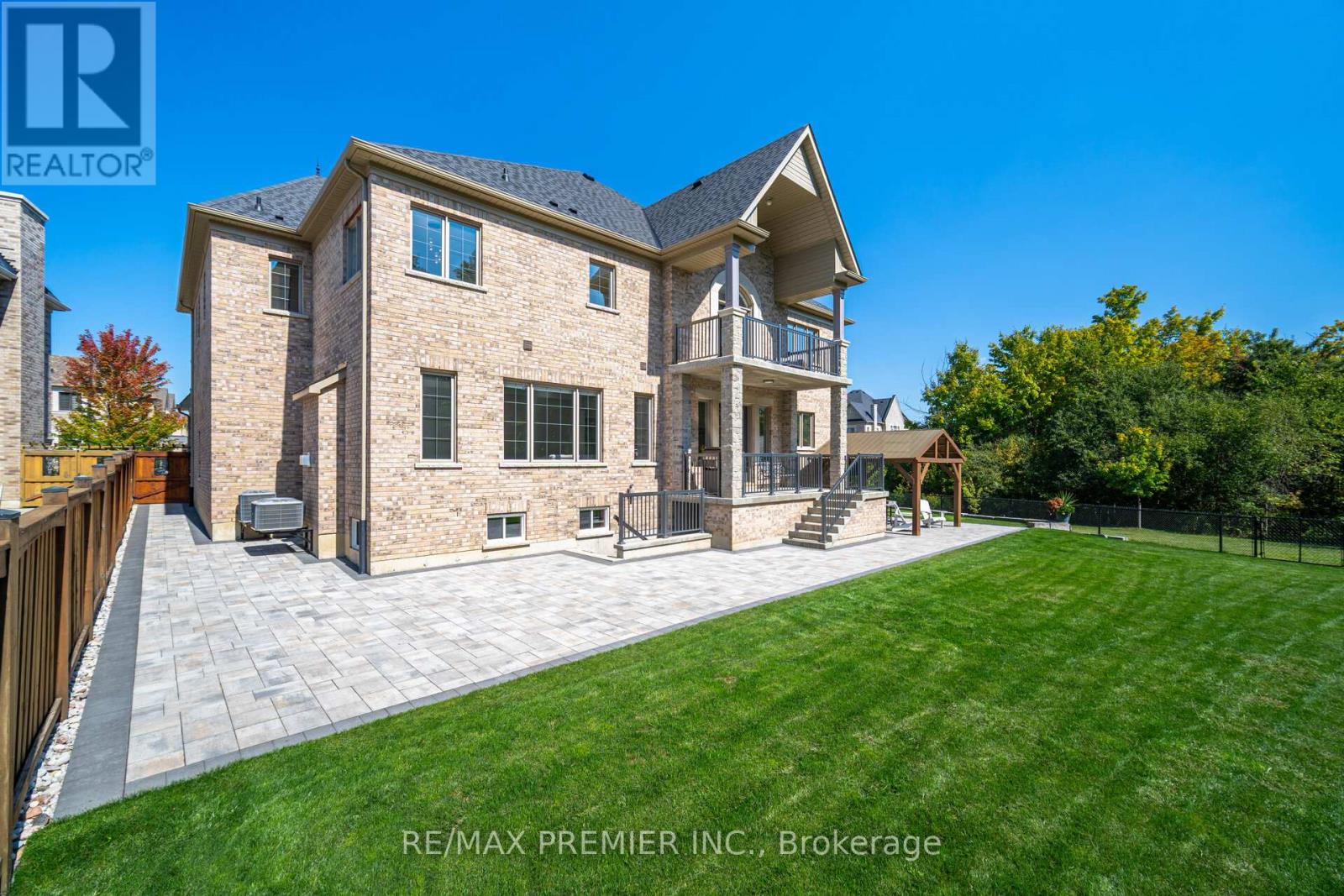 18 ERINTOWN CRESCENT