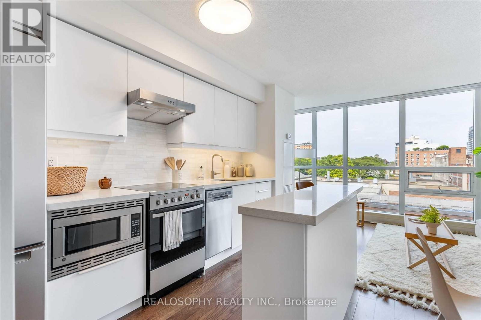 516 - 320 RICHMOND STREET E