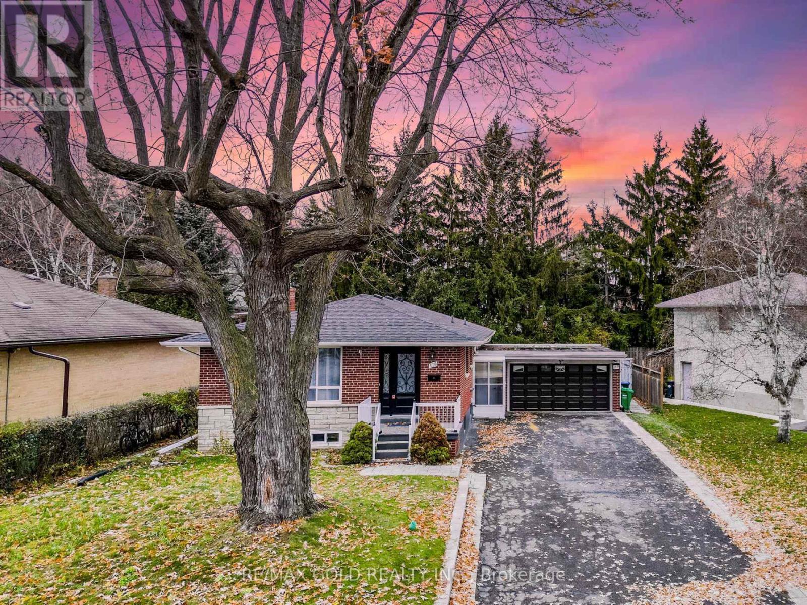 179 ELIZABETH STREET S