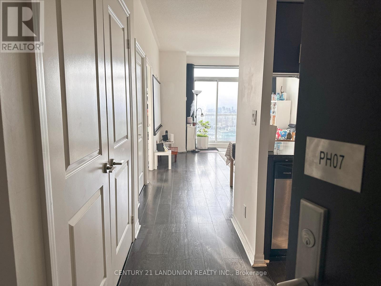 PH 7 - 30 HERON'S HILL WAY