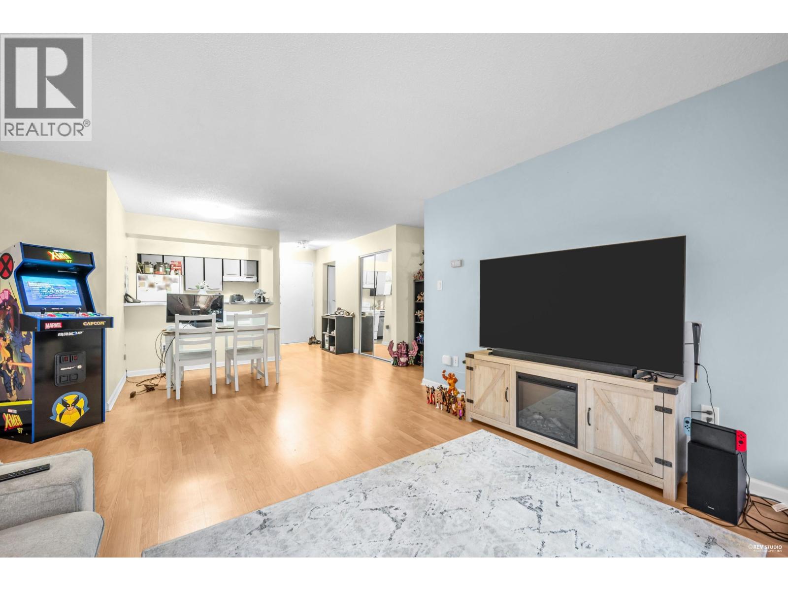 208 1955 WOODWAY PLACE