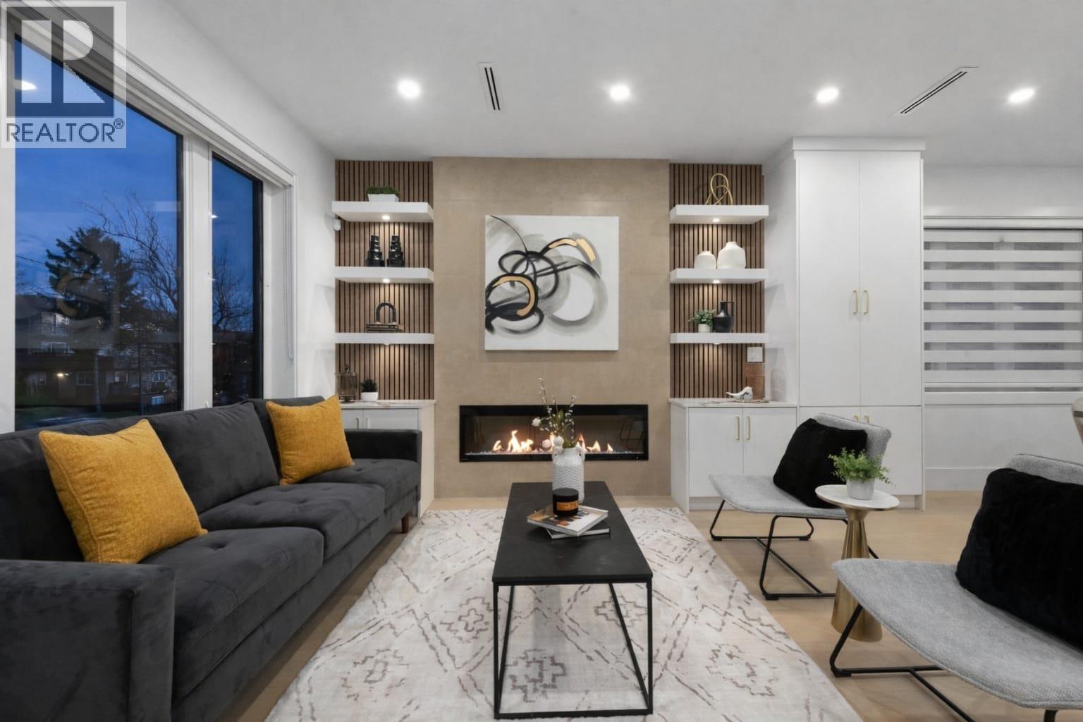 2 7361 FRASER STREET