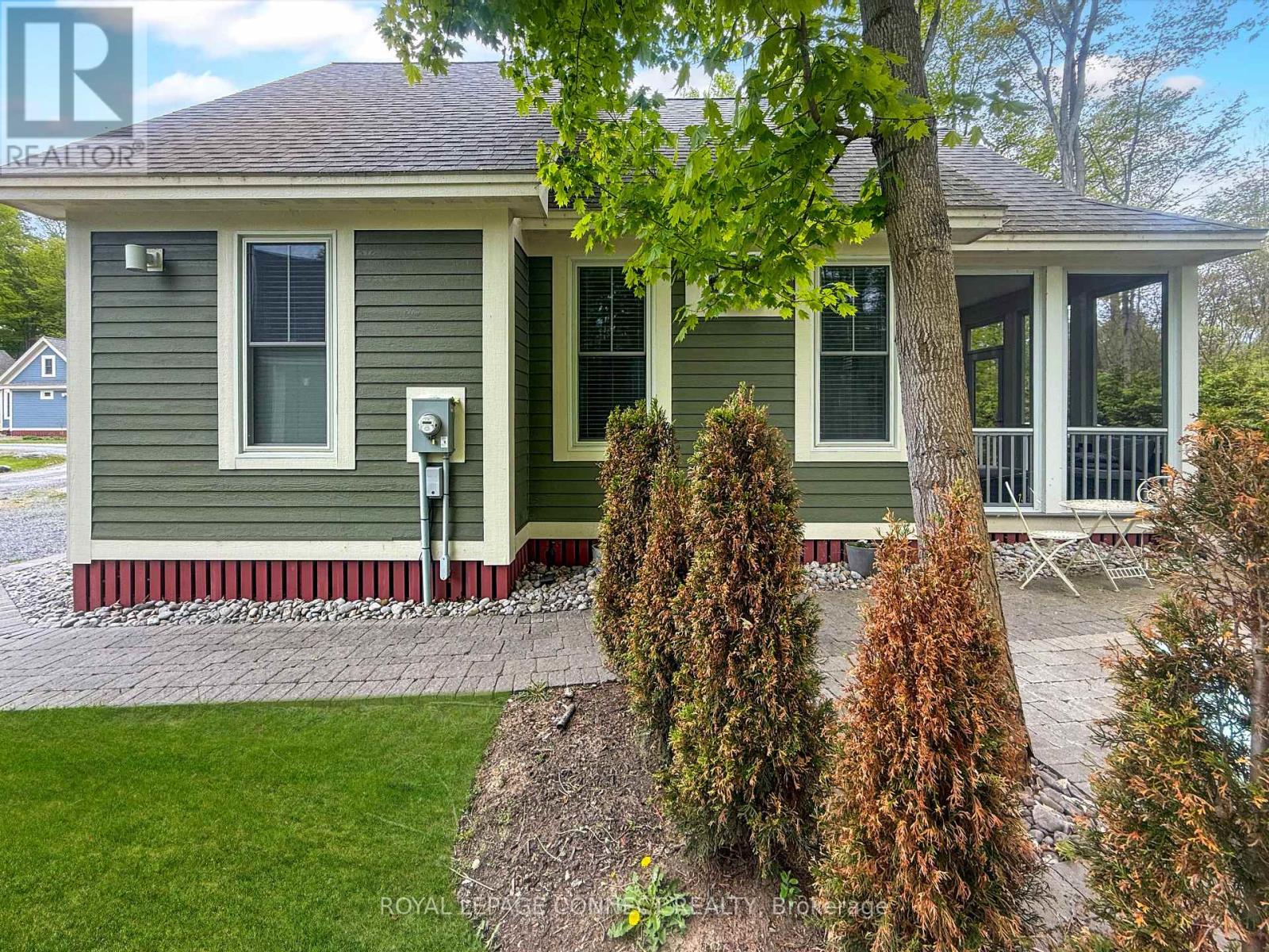 199 - 32 HOLLOW LANE