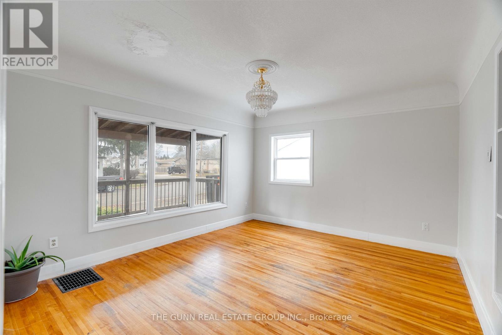 118 ST JULIEN STREET W