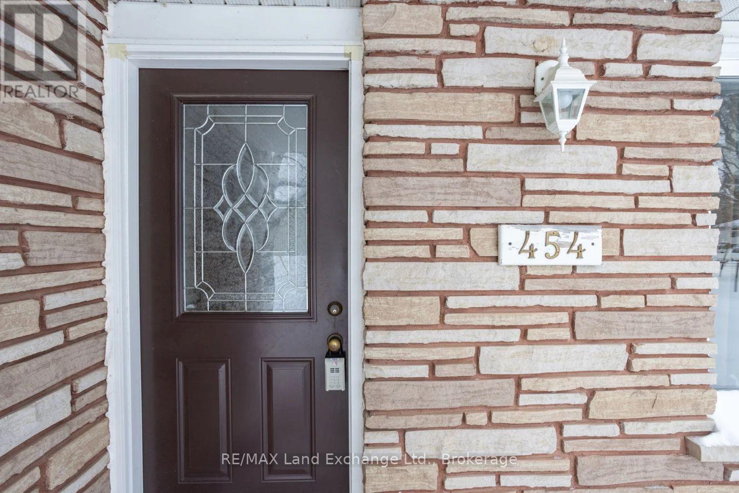 454 VICTORIA STREET N