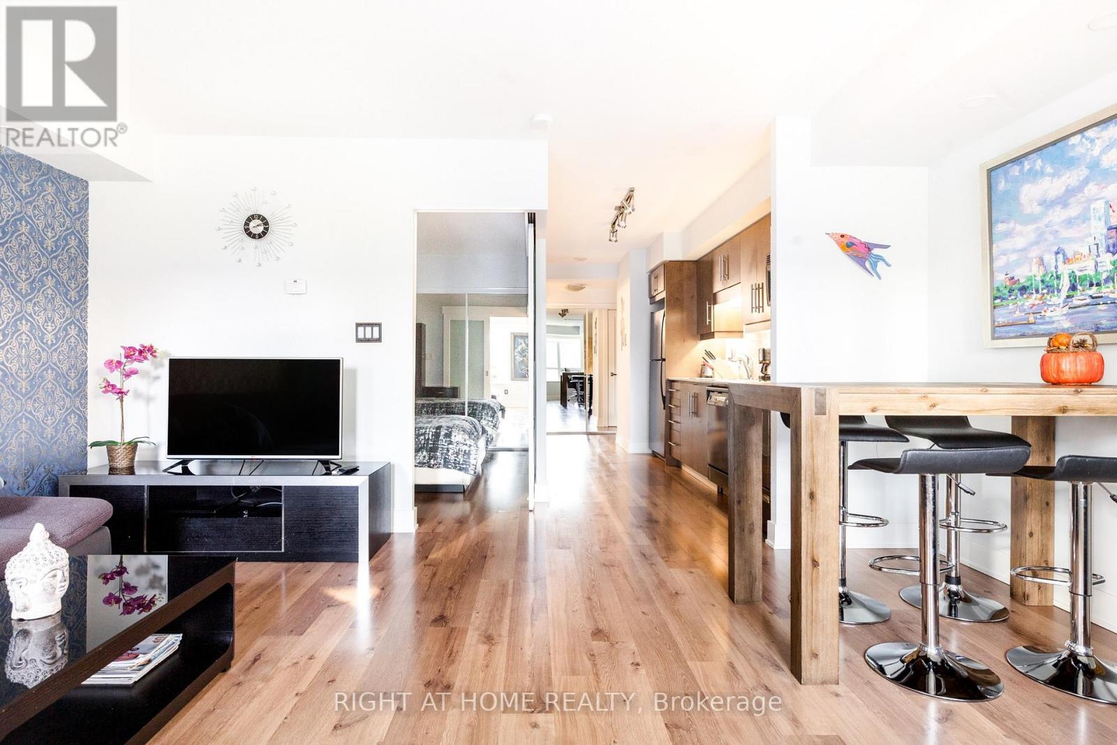 319 - 20 BLUE JAYS WAY