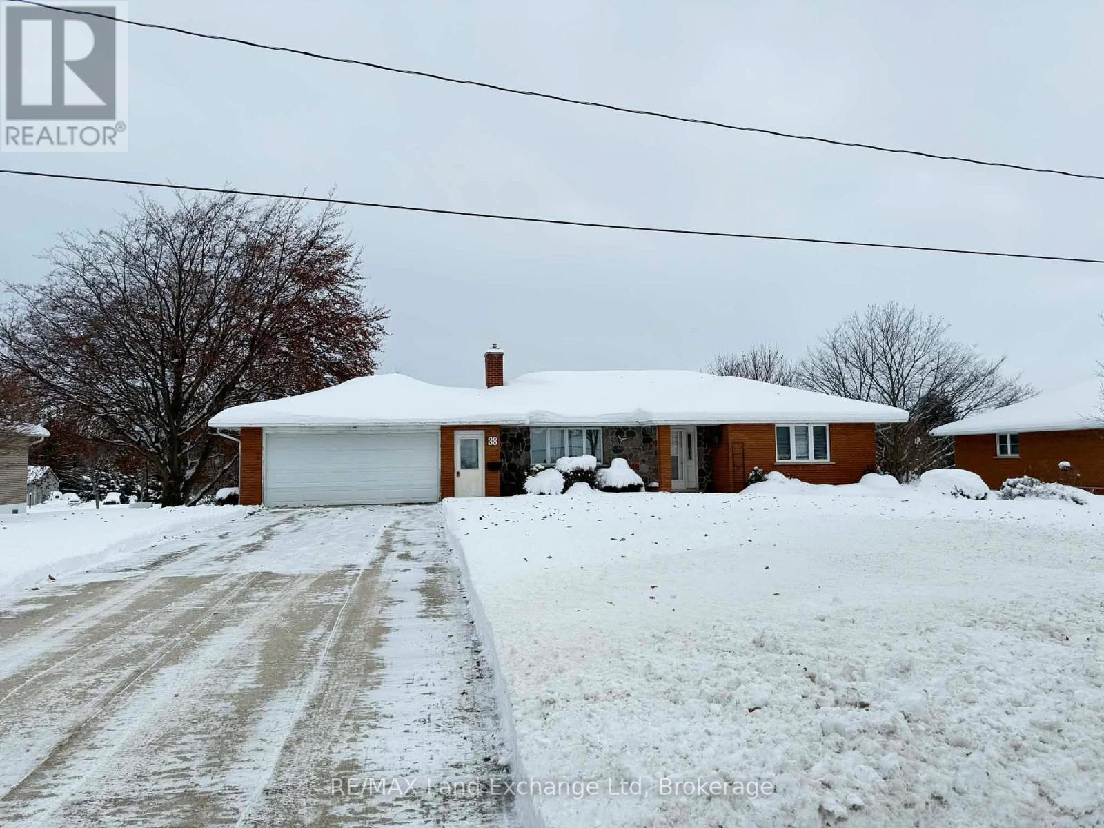 38 HILLCREST STREET W