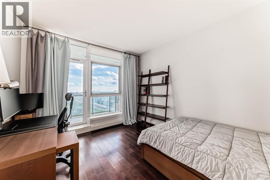 1907, 77 Spruce Place SW