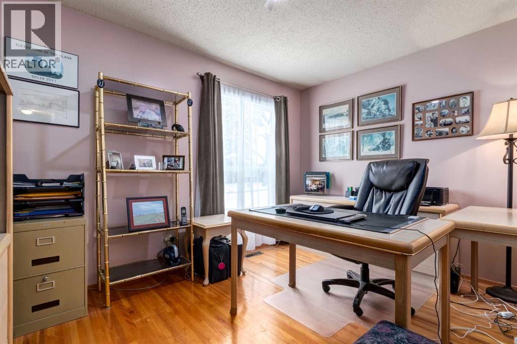 180 Maple Court Crescent SE