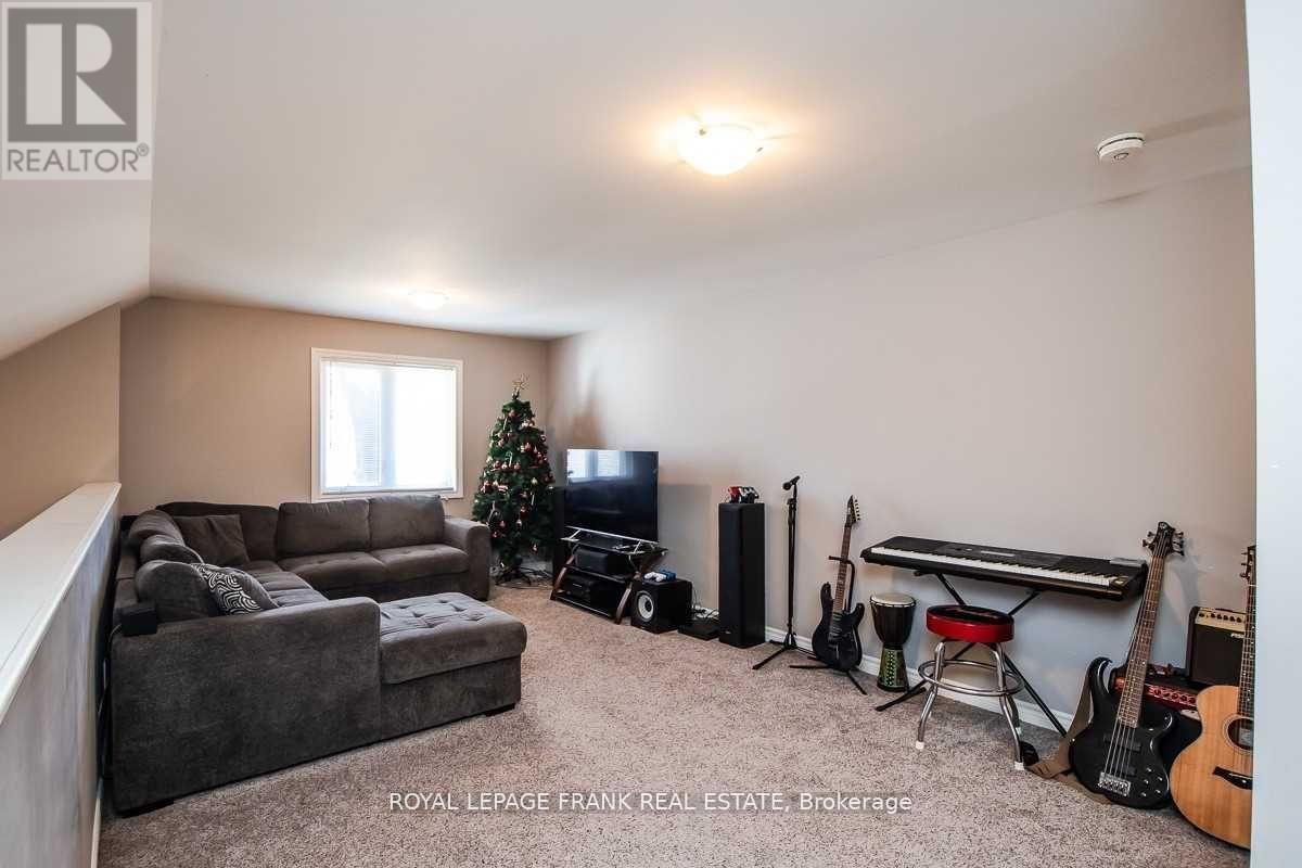 805A DUNDAS STREET W