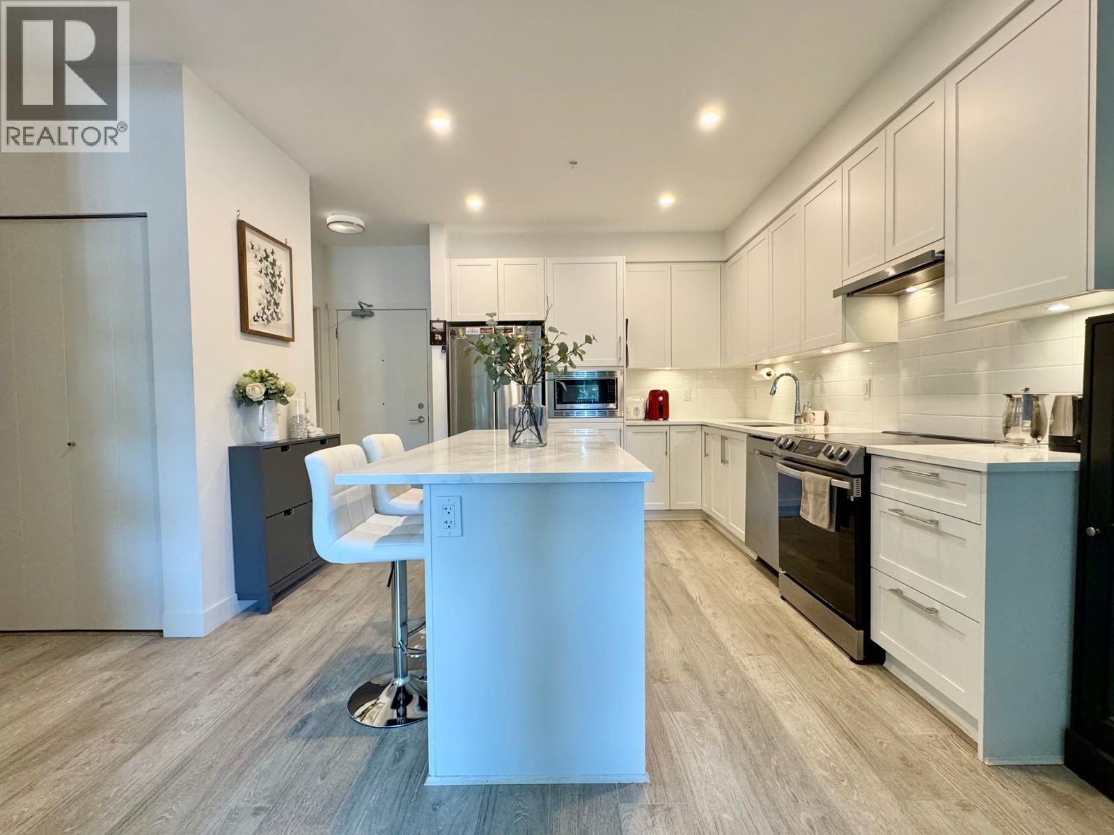 208 2160 GRANT AVENUE