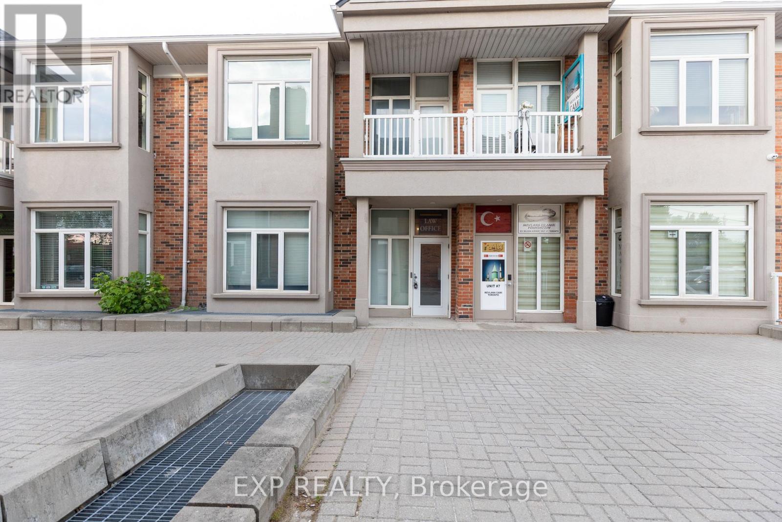 8 - 951 WILSON AVENUE