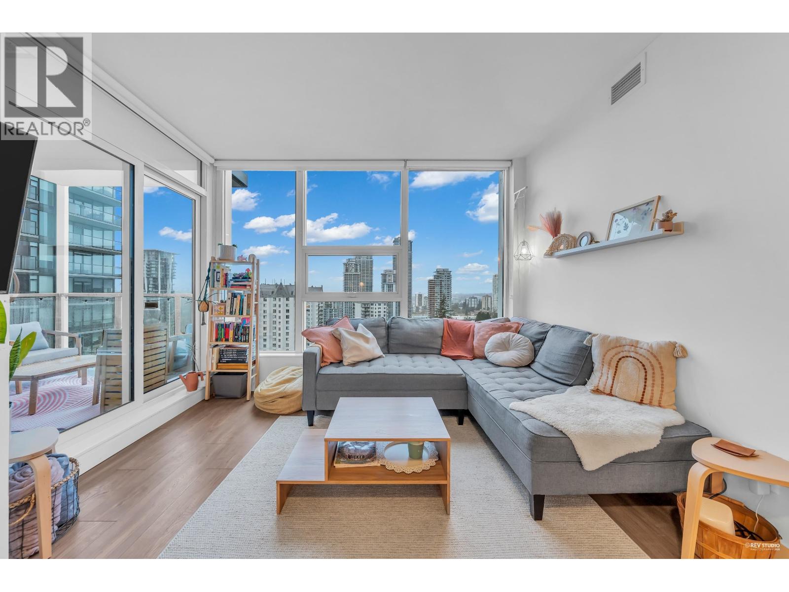 1706 595 AUSTIN AVENUE