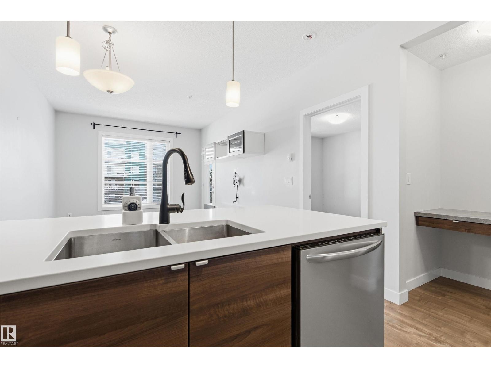 #202 2590 ANDERSON WY SW