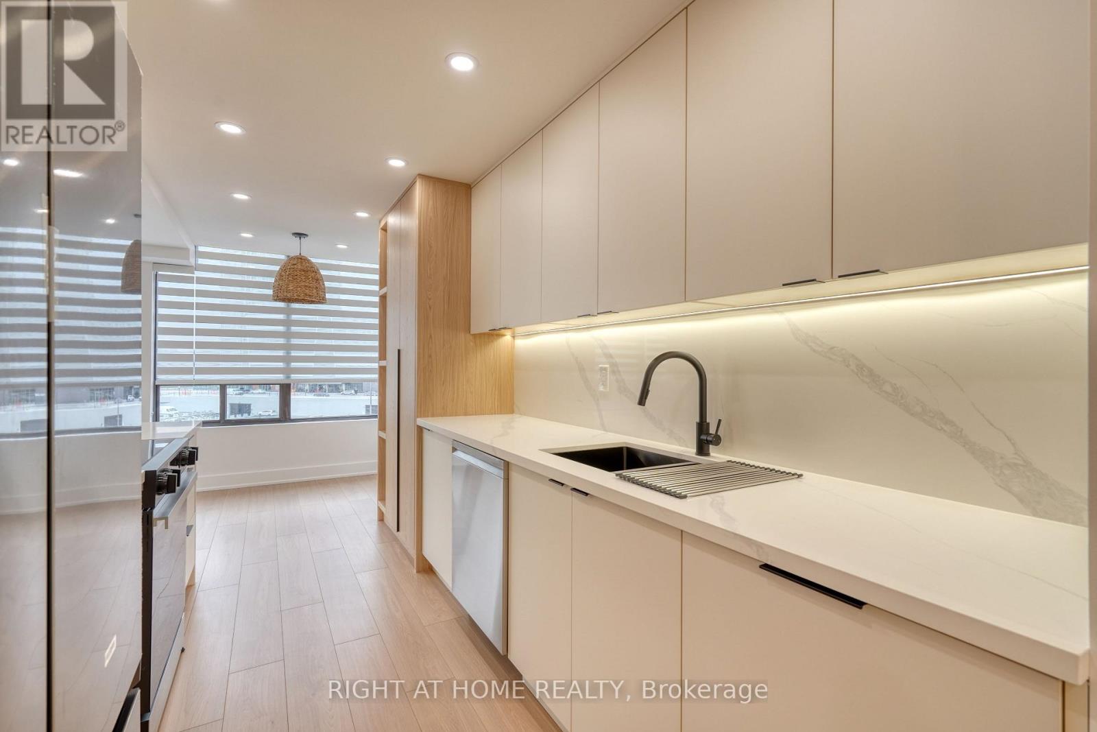 512 - 7460 BATHURST STREET