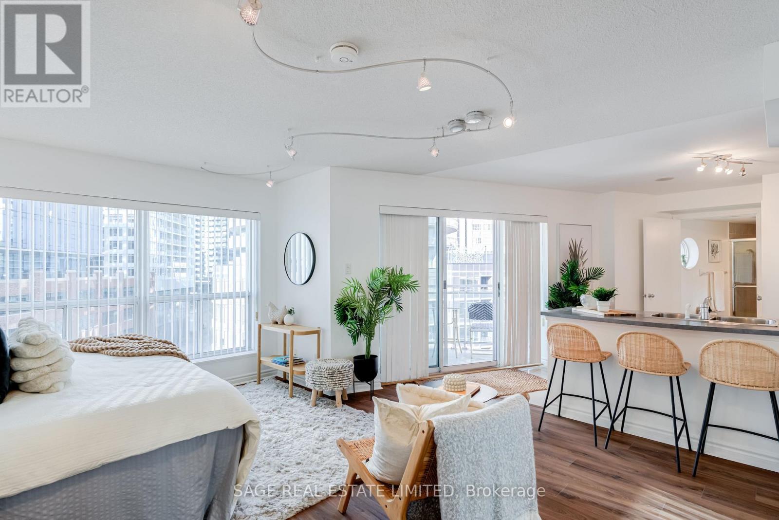 819 - 600 QUEENS QUAY W