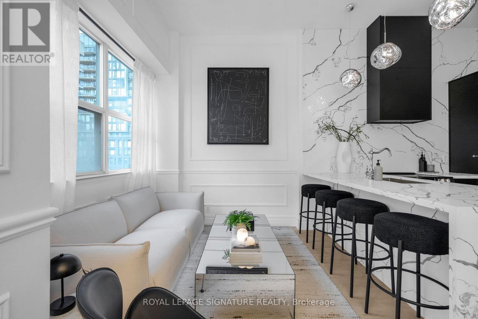 403 - 700 KING STREET