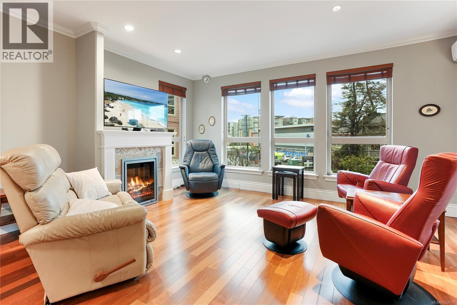 214 755 Goldstream Ave