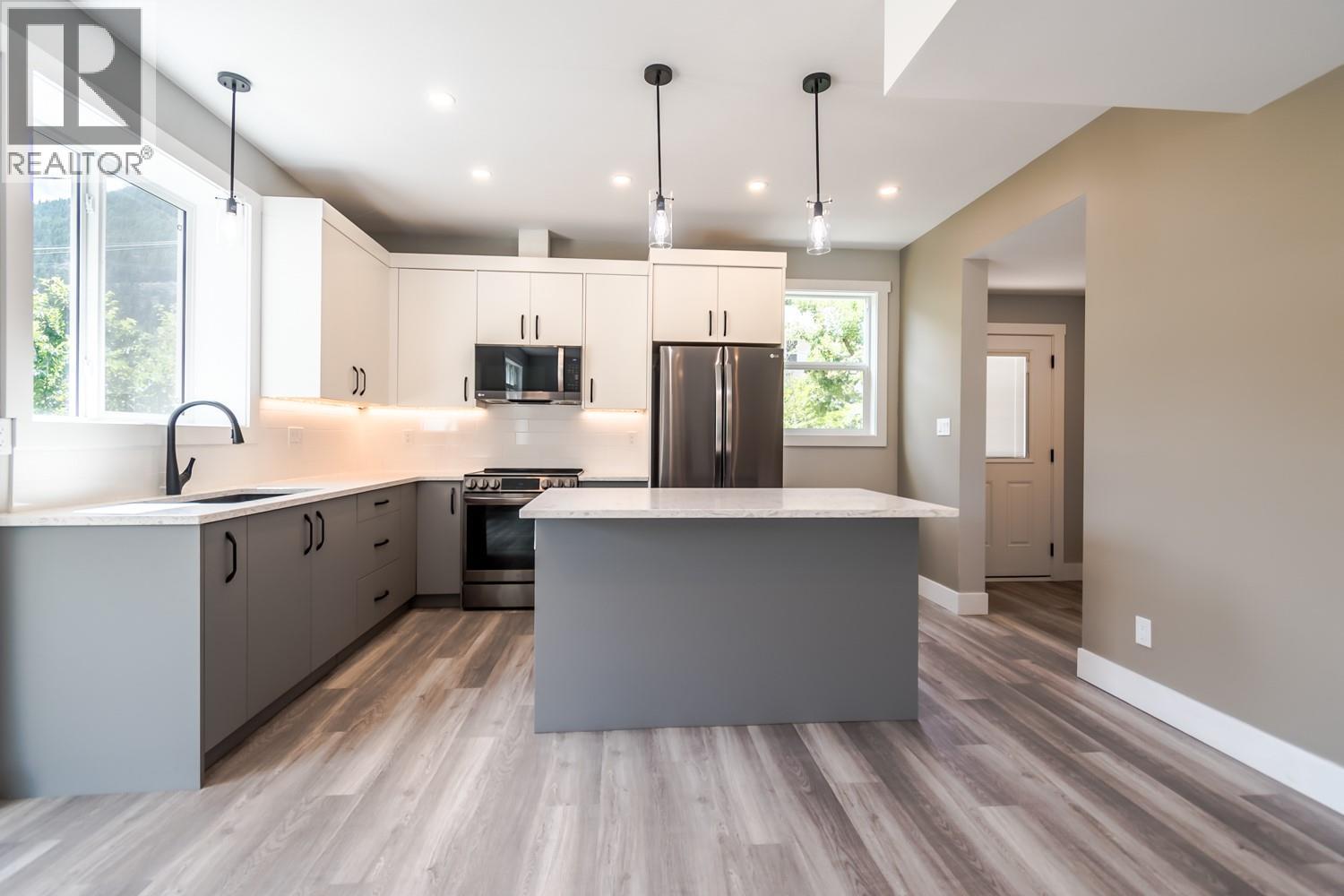 180 HOLLYWOOD Crescent