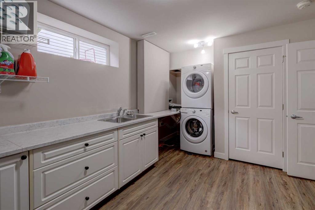 33 Willowbrook Crescent NW