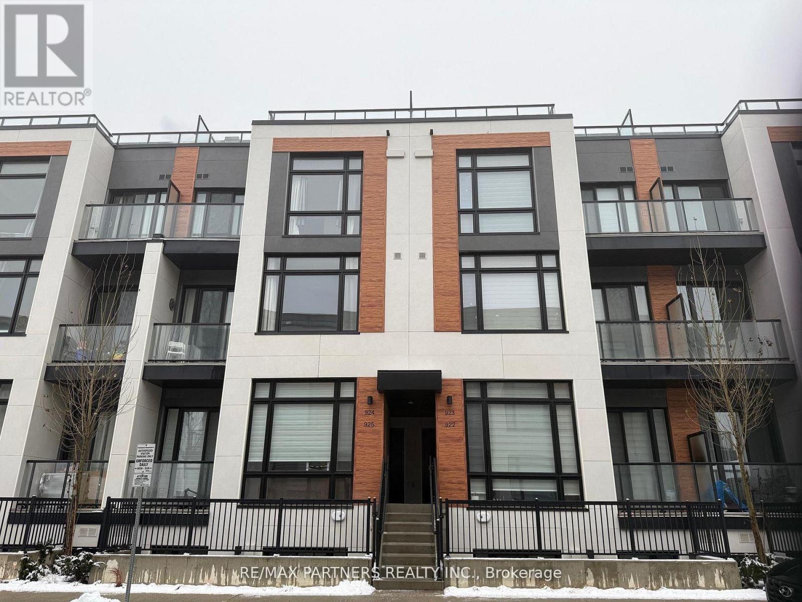 924 - 2 STECKLEY HOUSE LANE