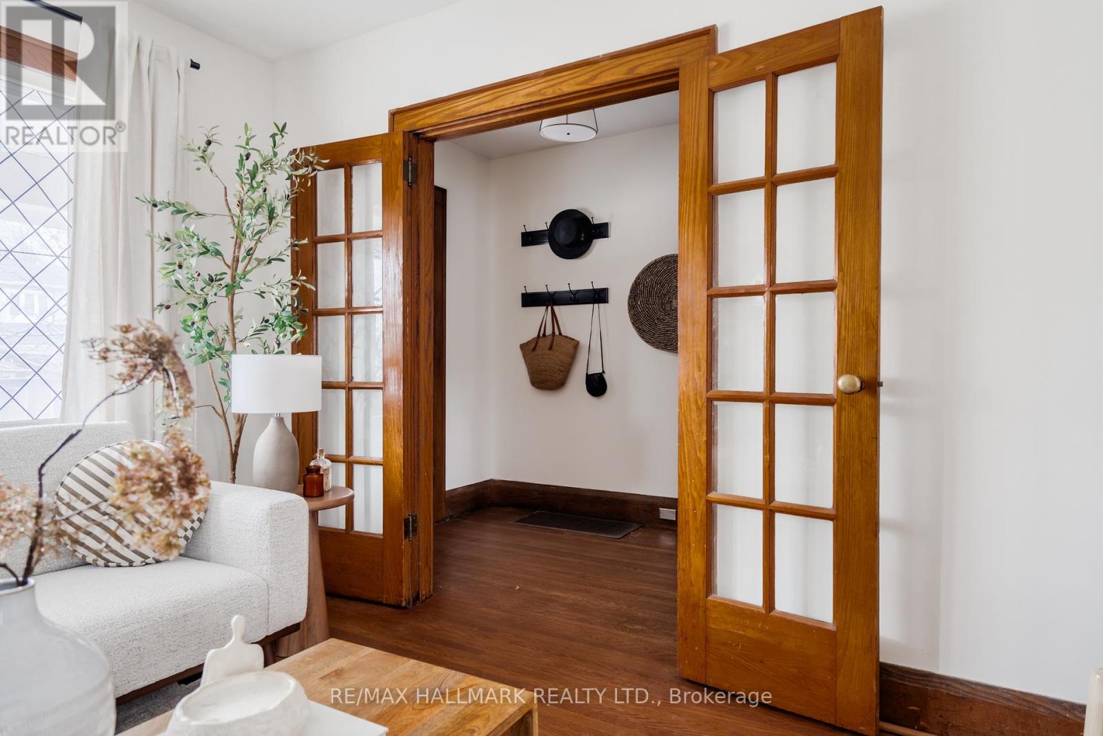 2076 GERRARD STREET E