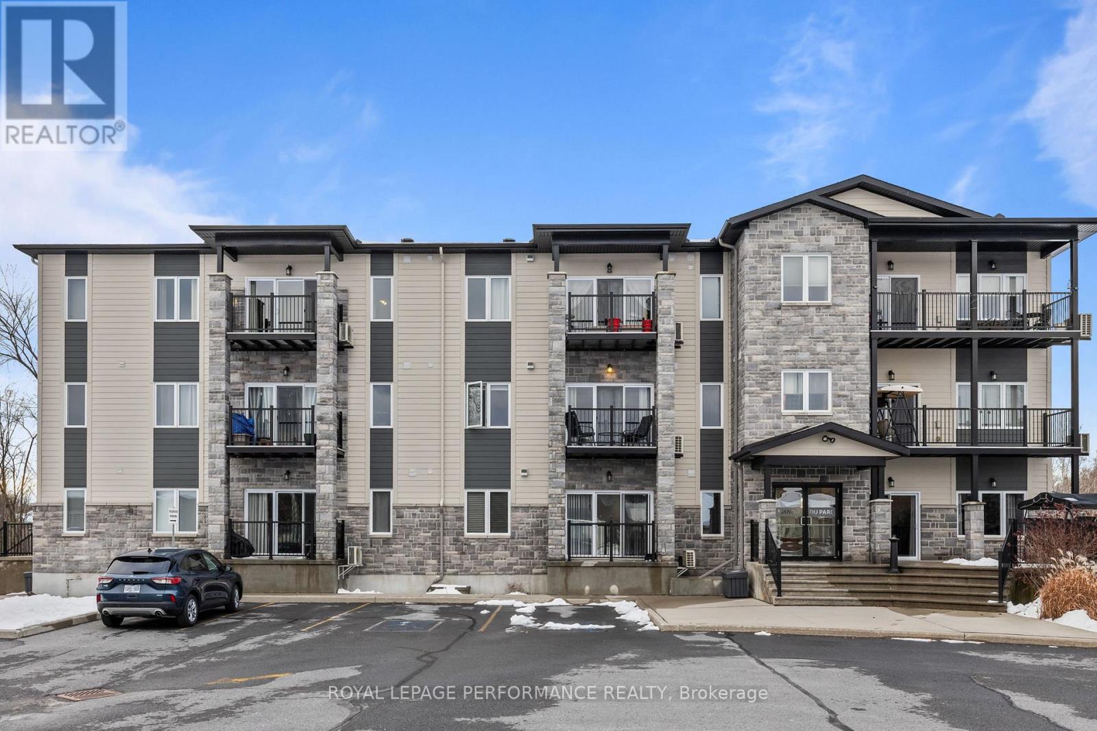 308 - 48 DES BENEVOLES STREET