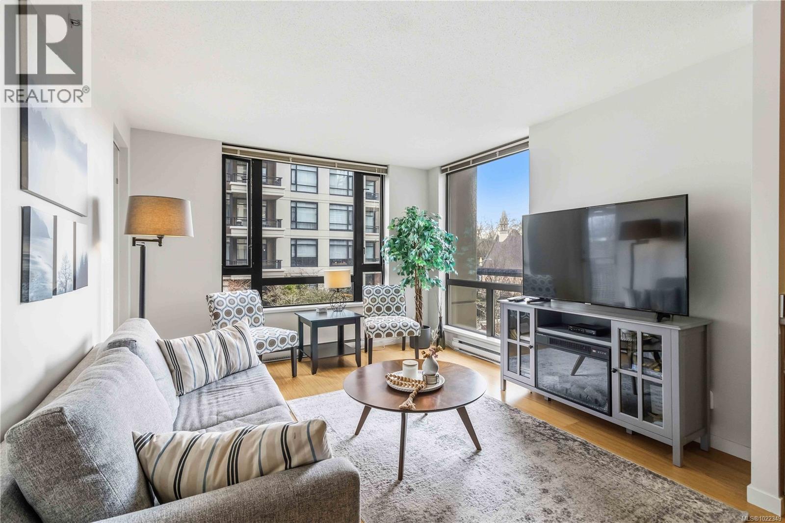 207 751 Fairfield Rd