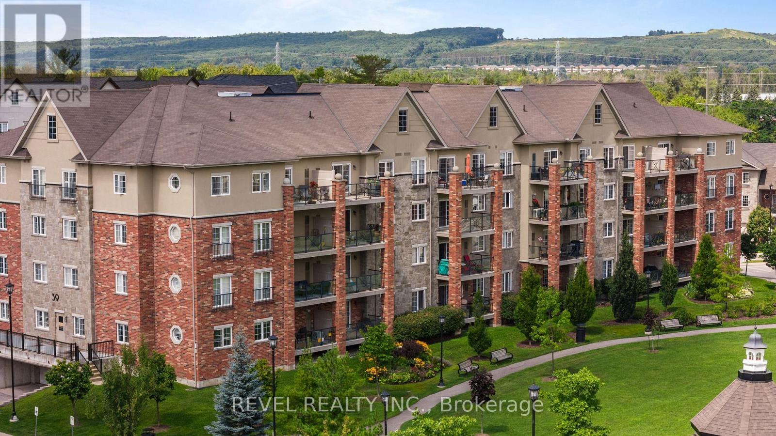 106 - 39 FERNDALE DRIVE S