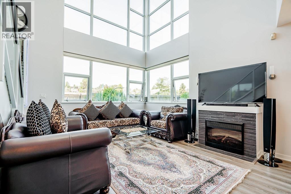 304 2225 HOLDOM AVENUE