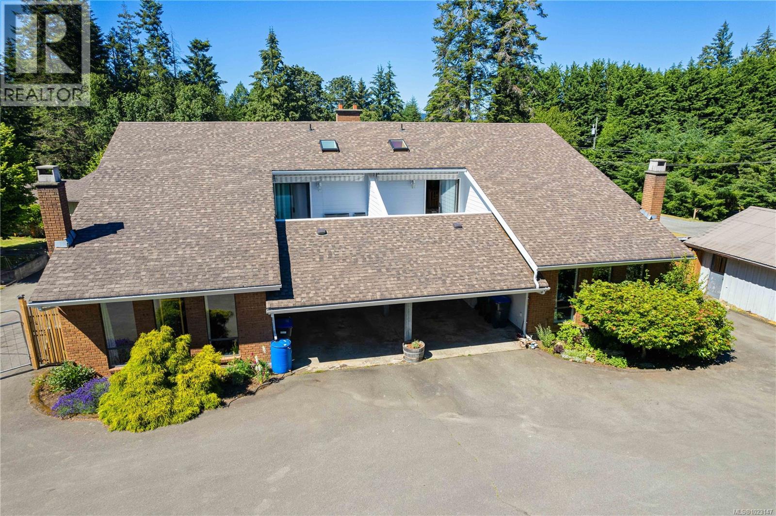 A & B 153 Bald Eagle Cres