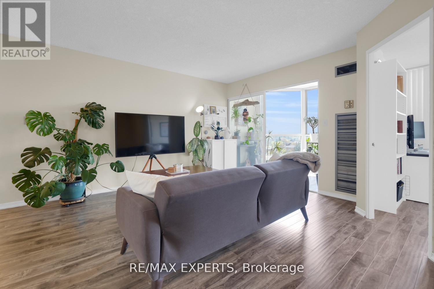 502 - 145 HILLCREST AVENUE