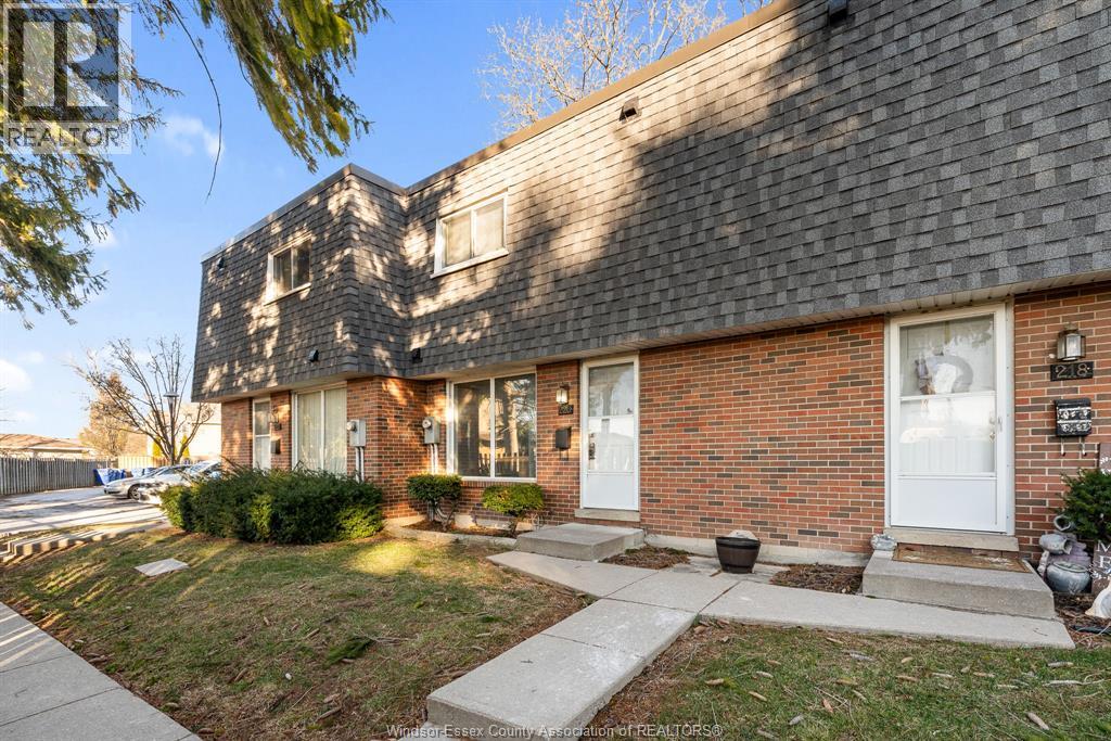 220 Victoria STREET South