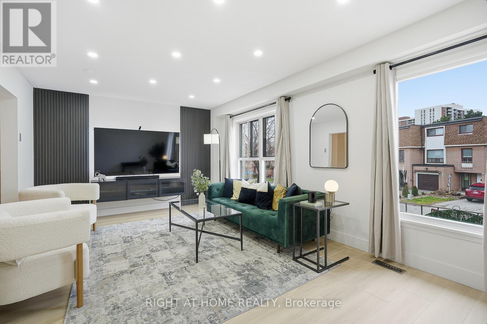 216 FLEETWOOD CRESCENT